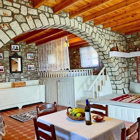 Rhodes Traditional With Private Garden *