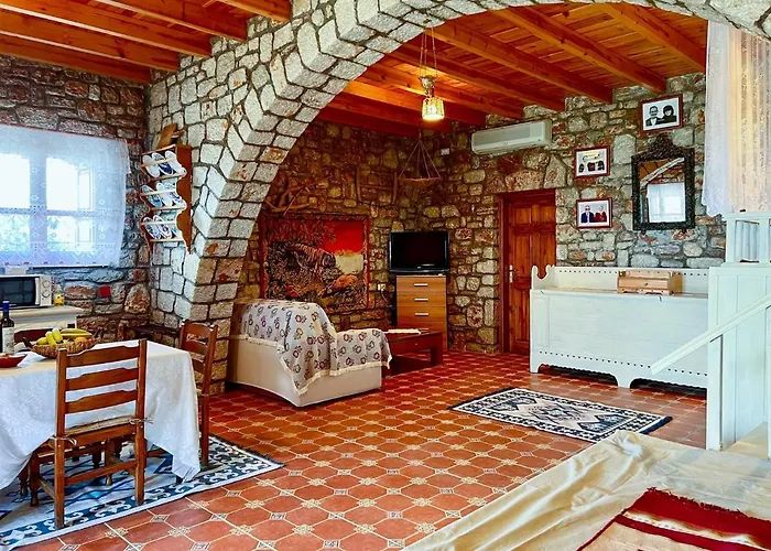 Rhodes Traditional With Private Garden