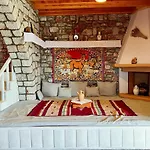 Rhodes Traditional With Private Garden *