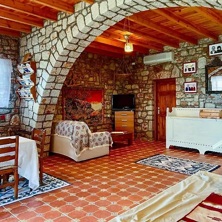 Rhodes Traditional With Private Garden